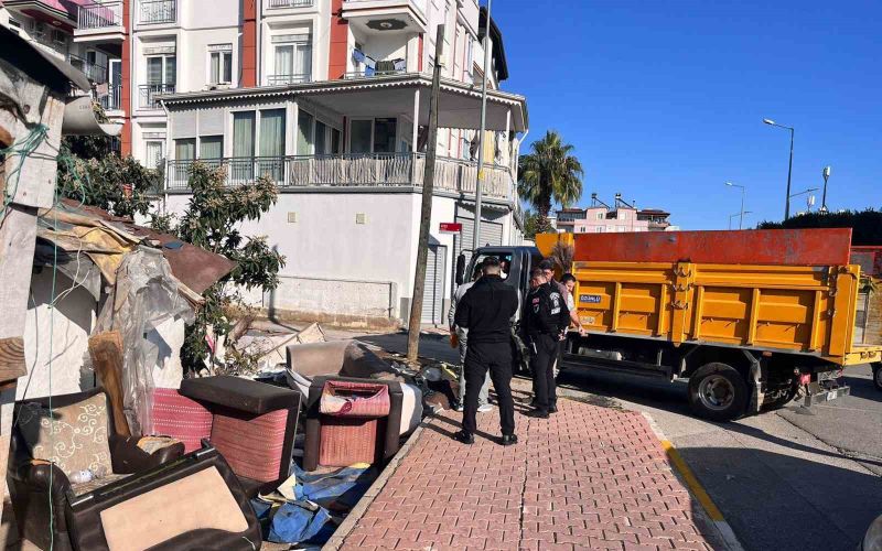 Kepezde müstakil ev çevresindeki 2 kamyon çöp atık malzeme toplandı
