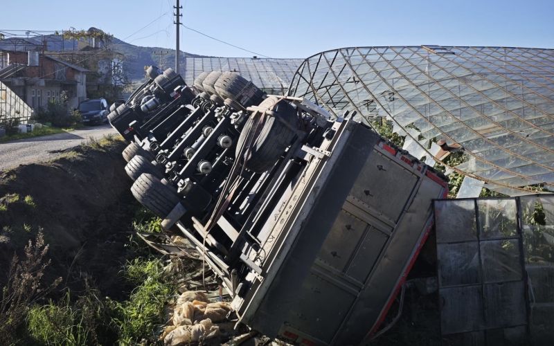 Gazipaşa’da devrilen kamyonun sürücüsü yaralandı
