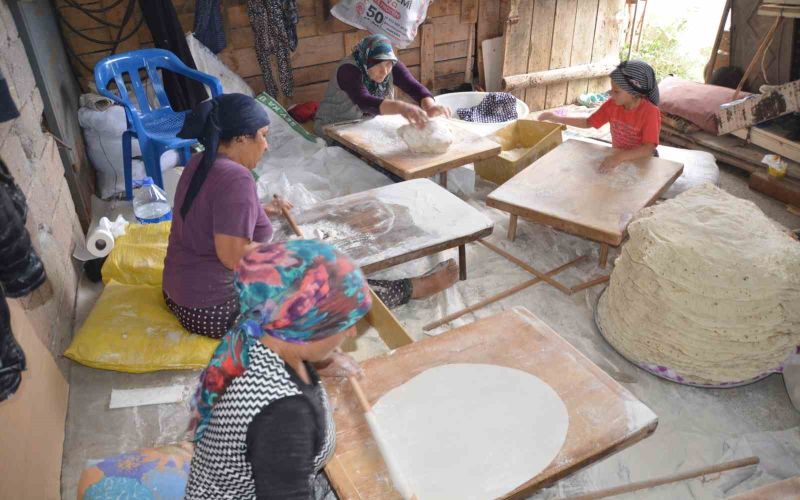 Antalyalı kadınların imece usulü yufka ekmek mesaisi
