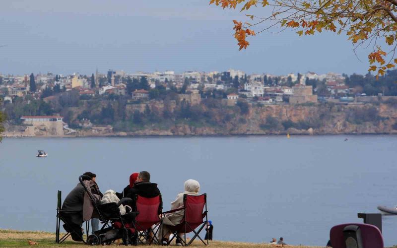 14 ilde ’sarı kod’ uyarısı verilirken, Antalya’da bahar havası yaşandı
