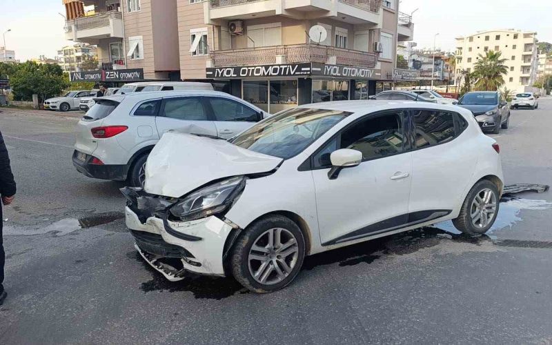 Antalya’da kontrolsüz kavşakta otomobiller çarpıştı: 2 yaralı
