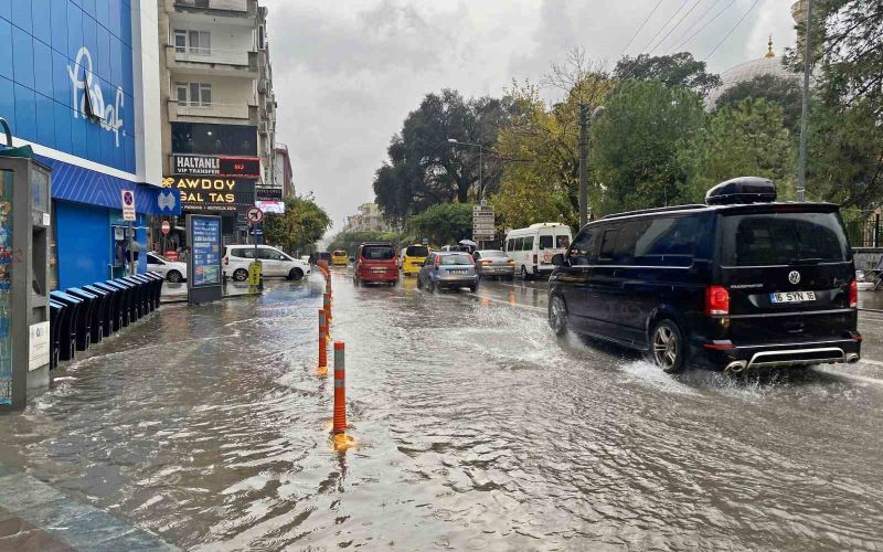 Antalya’da sağanak ve şiddetli rüzgar etkili oldu
