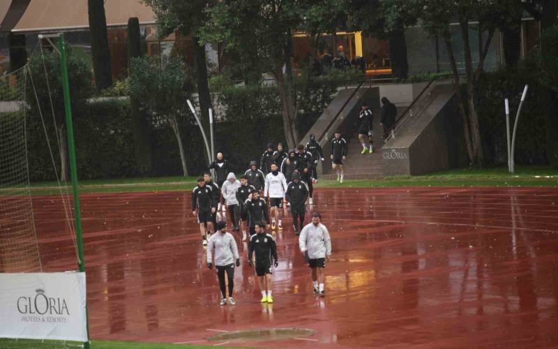 Beşiktaş, yoğun yağış ve rüzgar altında hazırlıklarına devam etti
