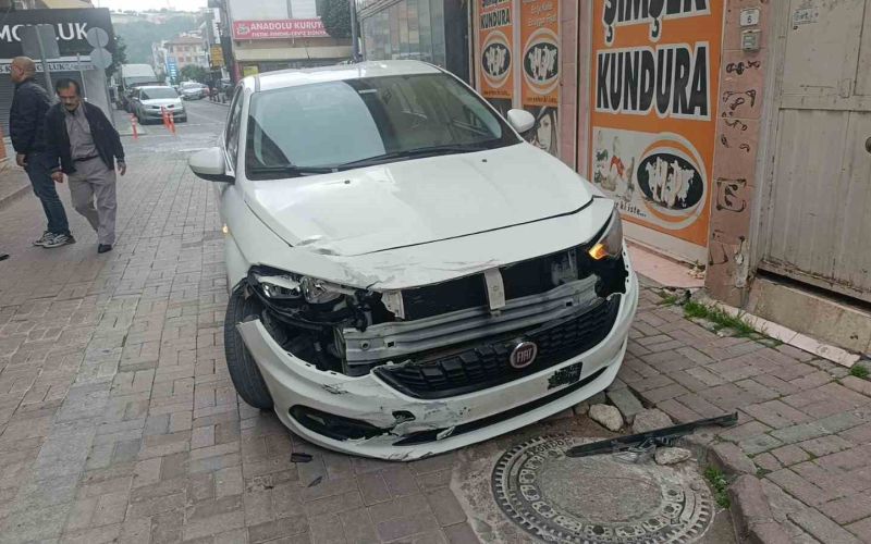 Otomobille motosikletin çarpışma anı kamerada: 1 yaralı
