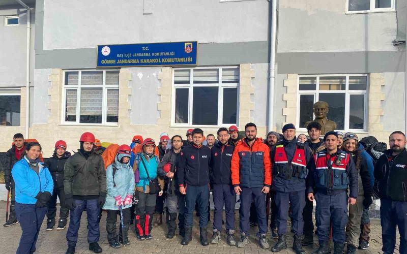 Kamp için çıktıkları dağda mahsur kalan 24 kişiyi AFAD ekipleri kurtardı
