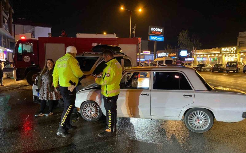Antalya iki otomobilin çarpıştığı ve 3 kişinin yaralandığı kaza anı kamerada
