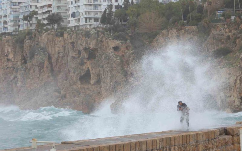 Antalya’da çatı uçtu, aracın üzerine tabela devrildi, elektrik telleri koptu
