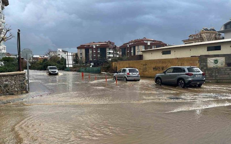 Alanya’da  yağmur , dolu ve fırtına hayatı olumsuz etkiledi
