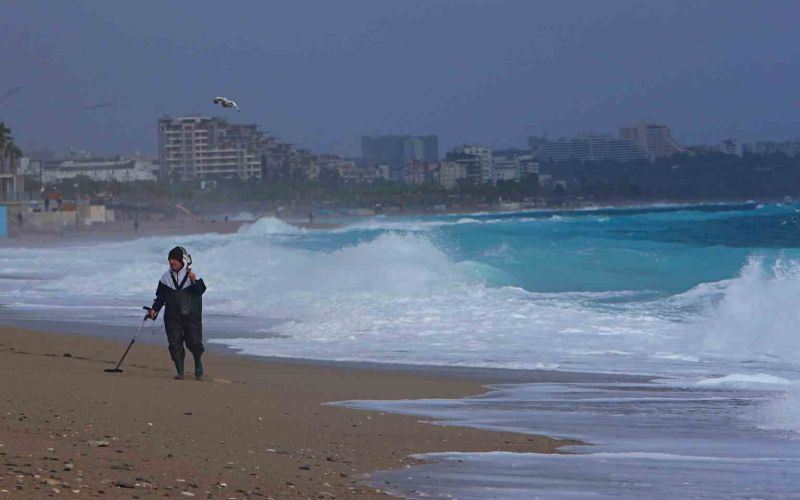 Define avcıları fırtınada iş başında: Dev dalgaların vurduğu sahilde dedektörle arama yaptılar
