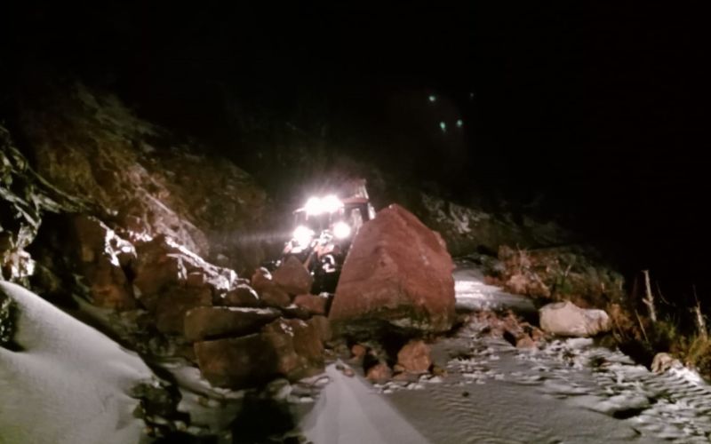 Alanya’da heyelan nedeniyle kapanan yolları açma çalışmaları sürüyor
