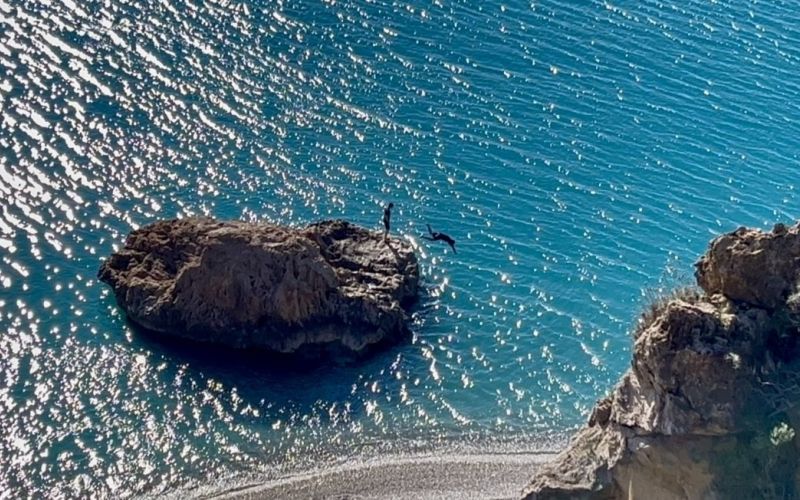 Türkiye kar tatilindeyken Antalya’da öğrenciler deniz keyfi yaptı
