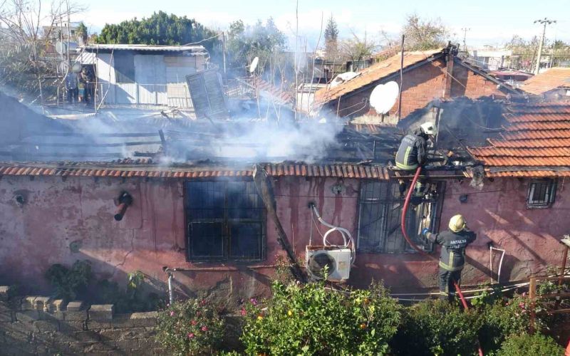 Evlerinin yanışını gözyaşları içinde izledi
