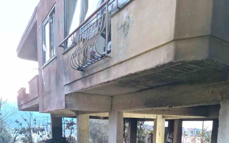 Alanya’da müstakil evin odunluğunda çıkan yangını itfaiye söndürdü
