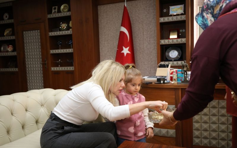 40 kişilik ekiple 8,5 saat operasyonla kadavradan rahim nakledilmişti, ismini aldığı rektörle bir araya geldi
