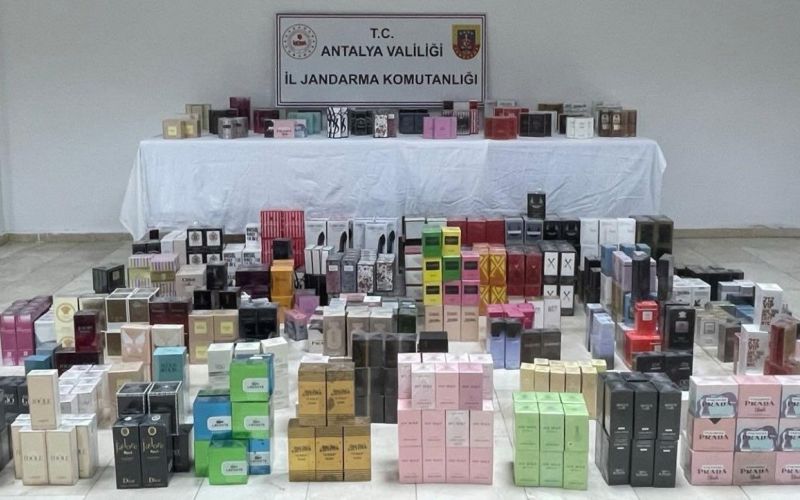 Antalya’da jandarmadan kaçak parfüm operasyonu
