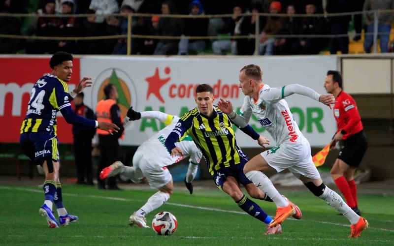 Trendyol Süper Lig: Corendon Alanyaspor: 2 - Fenerbahçe: 3 (Maç sonucu)
