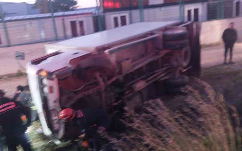 Serik’te devrilen kamyonetin sürücüsü ağır yaralandı

