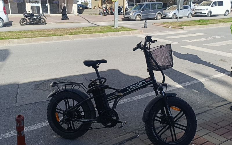 Aynı istikamette giden motosiklet ile elektrikli bisiklet çarpıştı: 1 yaralı
