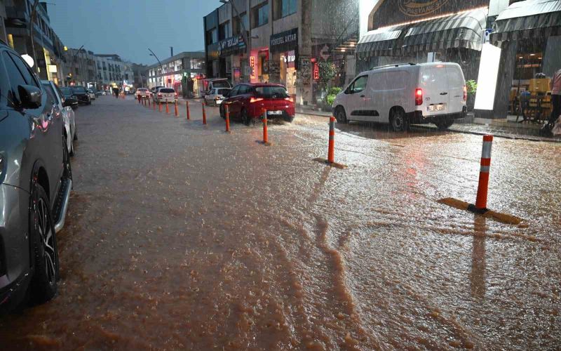 Kemer’de sağanak etkili oldu
