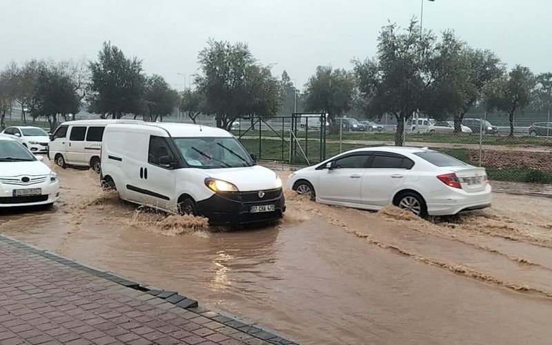 Son anda fark ettiği dev dalgaların arasında kalmaktan merdivene tutunarak kurtuldu
