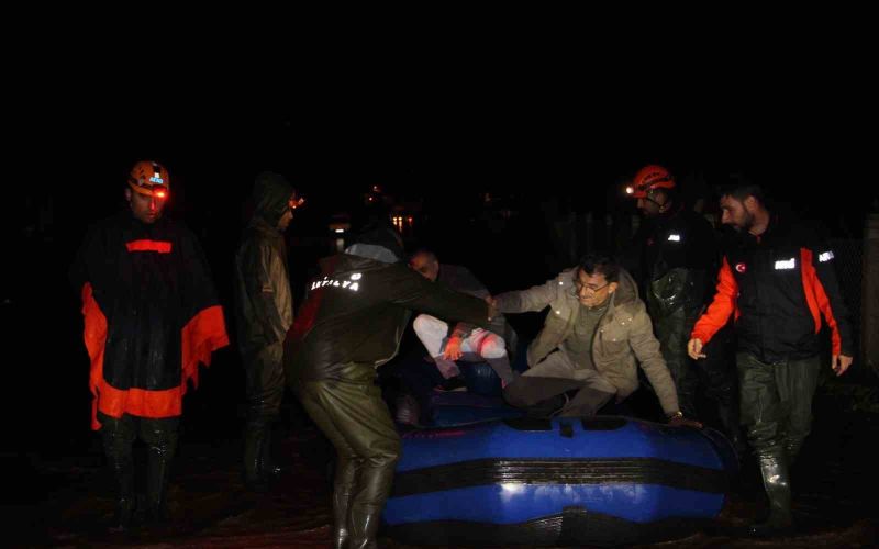Antalya Kumluca’da sağanak yağış tarım arazilerini sular altında bıraktı, araçta mahsur kalan sürücü botla kurtarıldı
