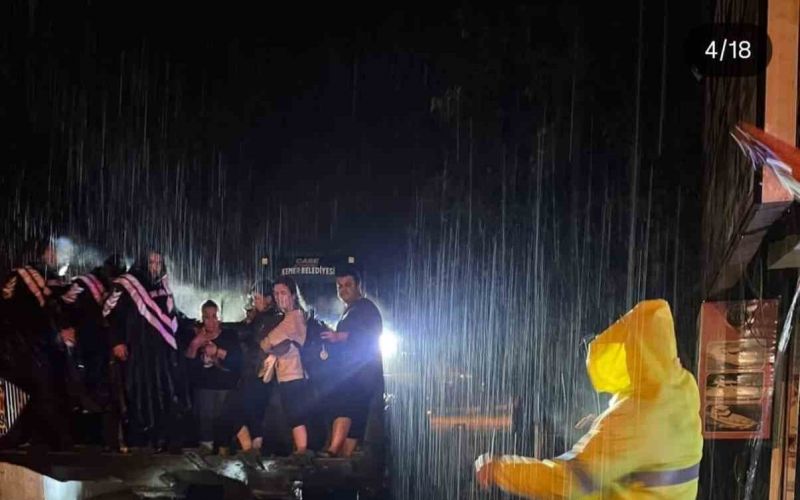 Kemer’de sağanak yağışta mahsur kalanları jandarma kurtardı
