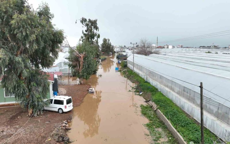 Büyükşehir, yağıştan etkilenen 3 ilçe için hasar tespit çalışması başlattı

