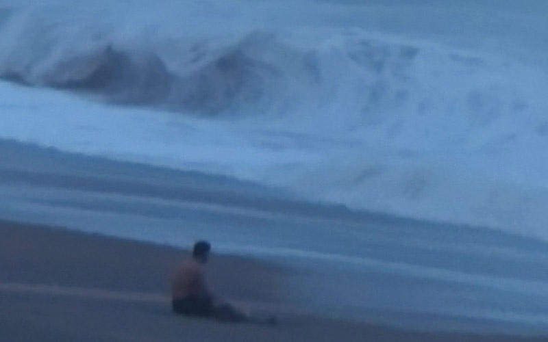 Sahilde şınav çekti, 2 metrelik dalgaları görünce koşarak kaçtı