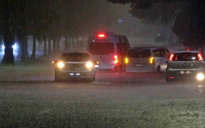 Antalya’da sağanak yolları göle döndürdü, araçların mahsur kaldığını gören diğer sürücüler kaldırımlardan ilerledi
