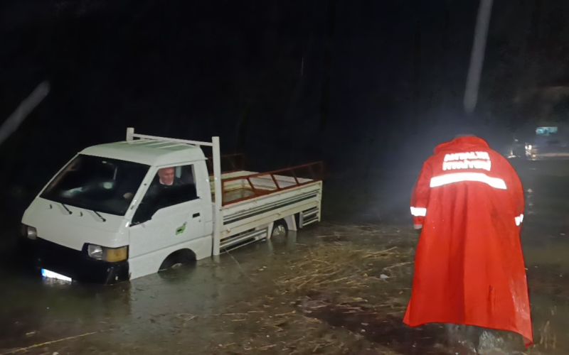 Araçta mahsur kalma ihbarına giden itfaiye teşekkür yerine sitemle karşılaştı
