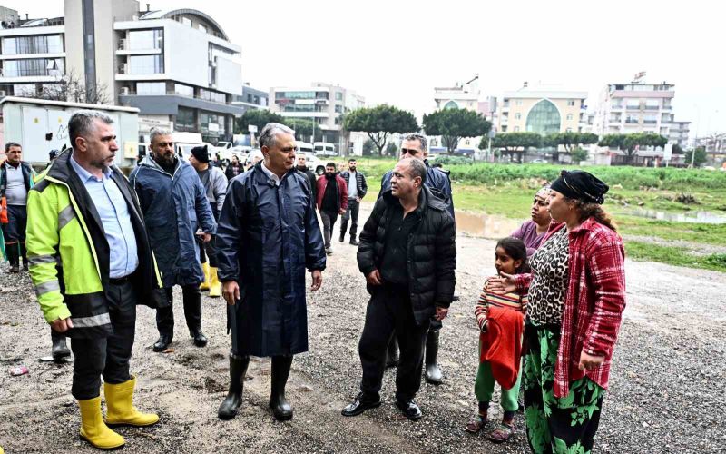 Başkan Uysal, sel baskınından zarar gören evlerde
