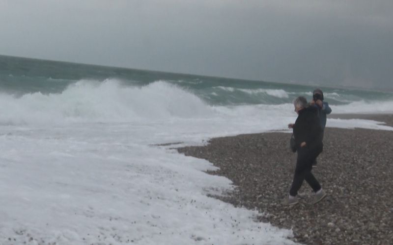 Dalgadan kaçtılar, fotoğraf çektirdiler
