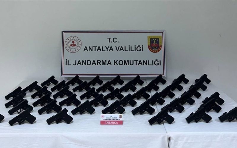 Antalya’da durdurulan araçtan 45 adet ruhsatsız tabanca çıktı
