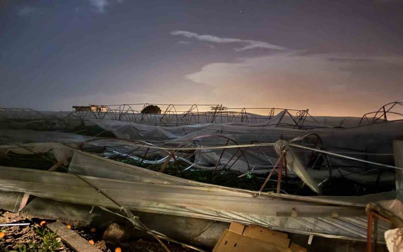 Antalya’da hortum seralara zarar verdi
