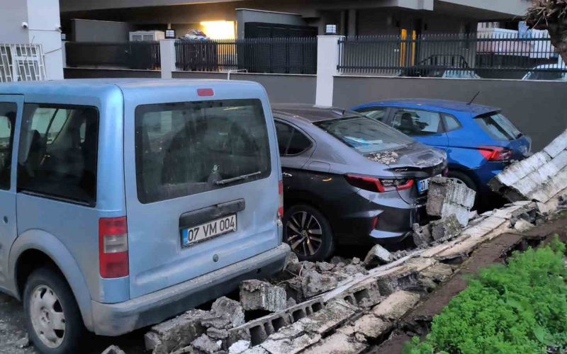 Antalya’da şiddetli rüzgarda halı sahanın tavanı çöktü
