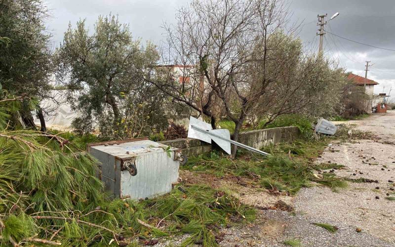 Manavgat’ta hortum üç mahalleyi harabeye çevirdi
