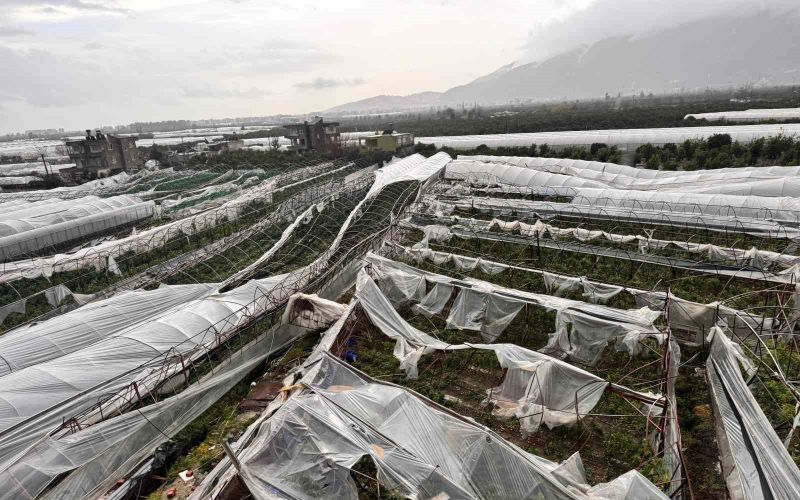 Finike’de hortumun verdiği hasar gündüz ortaya çıktı
