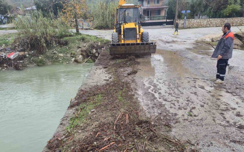 Kemer’de köprüleri tıkayan tomruklar temizlendi
