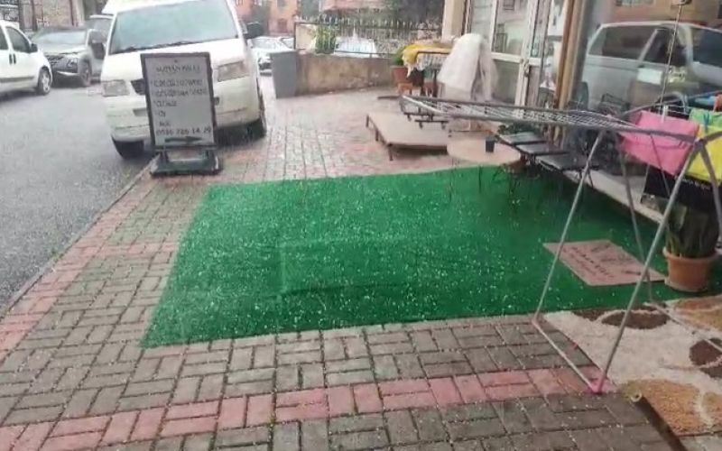 Alanya’da sağanak yağış yerini doluya bıraktı
