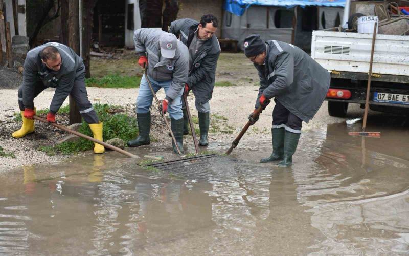 Kepez Belediyesi sağanak yağışlara karşı seferber oldu
