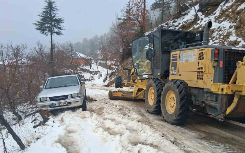 Antalya’da karla mücadele: Yüksek kesimlerde mahsur kalan araçlar kurtarıldı
