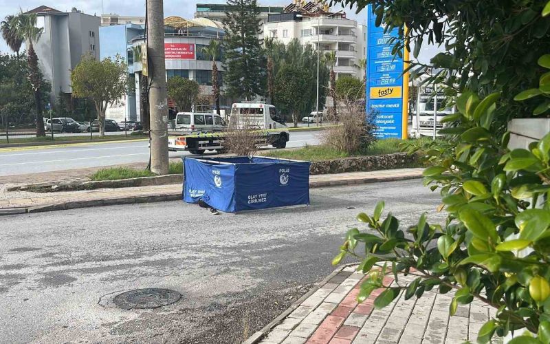 Alanya’da ölümle sonuçlanan trafik kazası güvenlik kamerasına yansıdı
