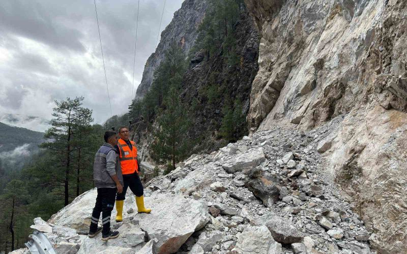 Büyükşehir ekiplerinden Alacami yolunda heyelan çalışması
