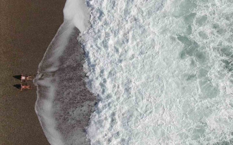 Bir hafta aradan sonra güneşi gören Antalyalılar sahile akın etti
