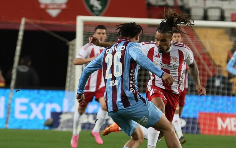 Trendyol Süper Lig: Antalyaspor: 1 - Trabzonspor: 0 (İlk yarı)

