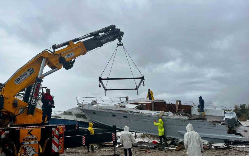 Antalya’da hortumun vurduğu tekneler vinçlerle kurtarılıyor
