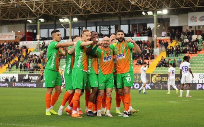 Trendyol Süper Lig: Corendon Alanyaspor: 1 - Eyüpspor: 0 (İlk yarı)
