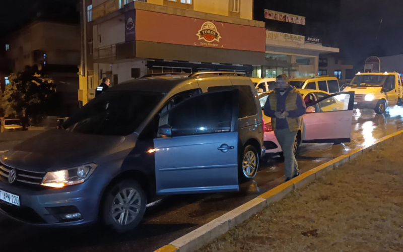 Ehliyetsiz sürücü kırmızı ışıkta bekleyen araca çarptı
