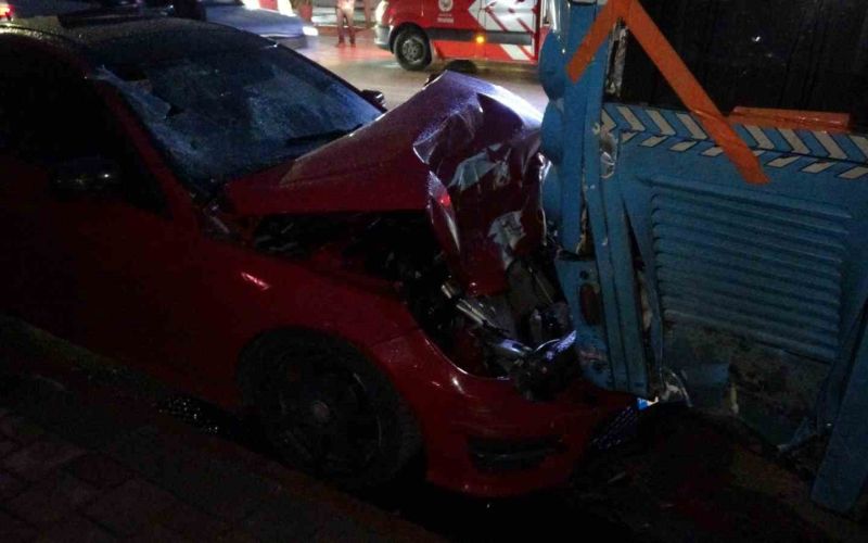 Lüks otomobil park halindeki otobüse çarptı

