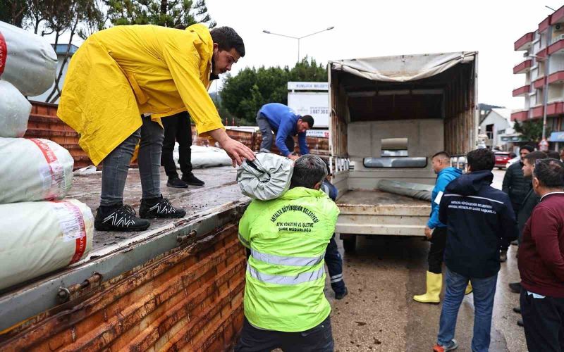 Büyükşehir’den hortum ve fırtınadan zarar gören üreticiye sera naylonu desteği
